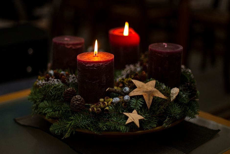 Een kerststuk maken van materiaal uit eigen tuin