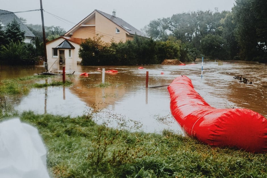 Vochtige kelder na een onweersbui: wat hitte en regen deze zomer met je fundering doen