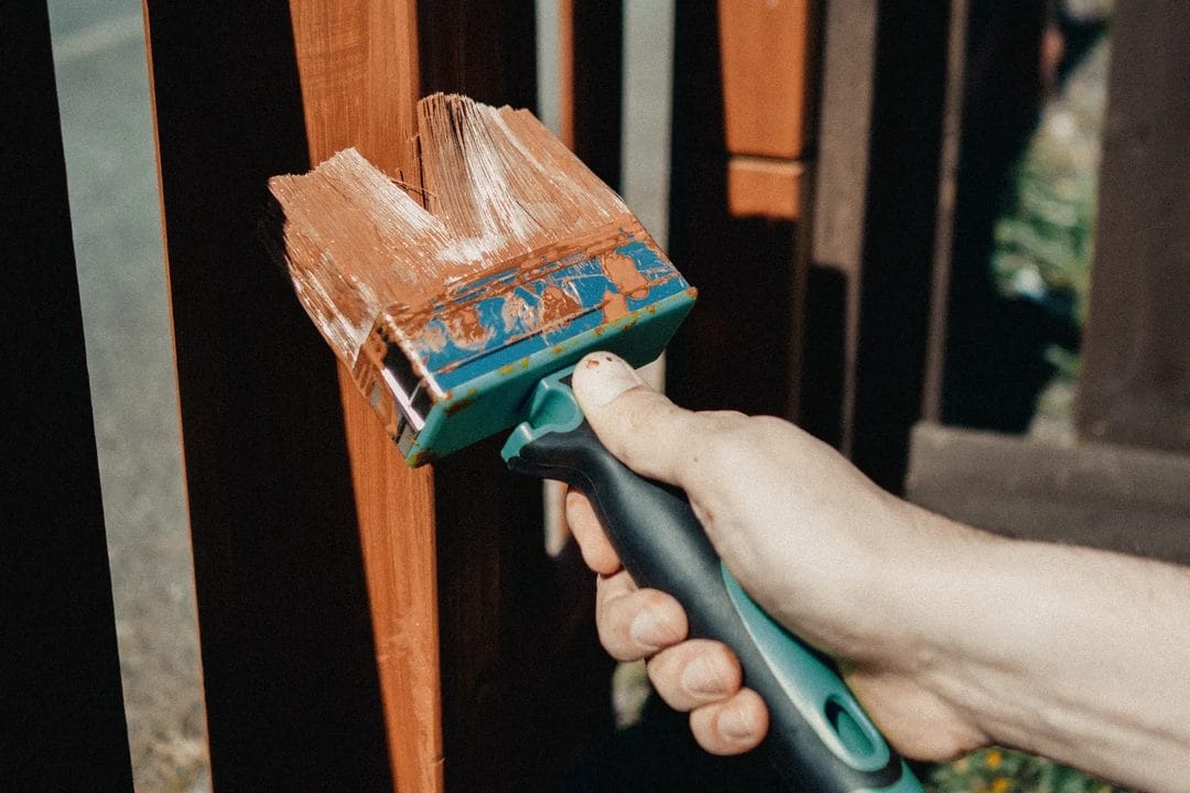 Vlonder oliën in augustus: de laatste droge weken om je terras klaar te maken voor het najaar