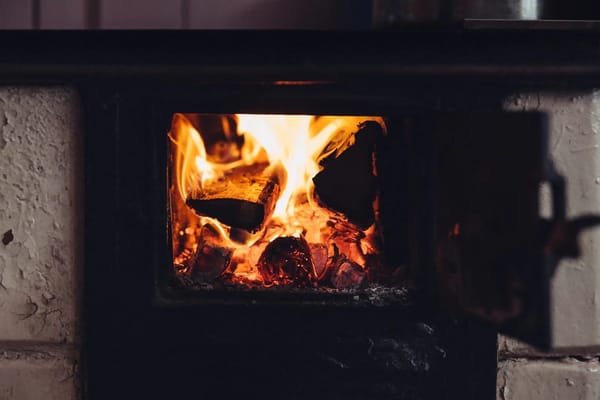 Houtkachel en schoorsteen klaarmaken voor het stookseizoen